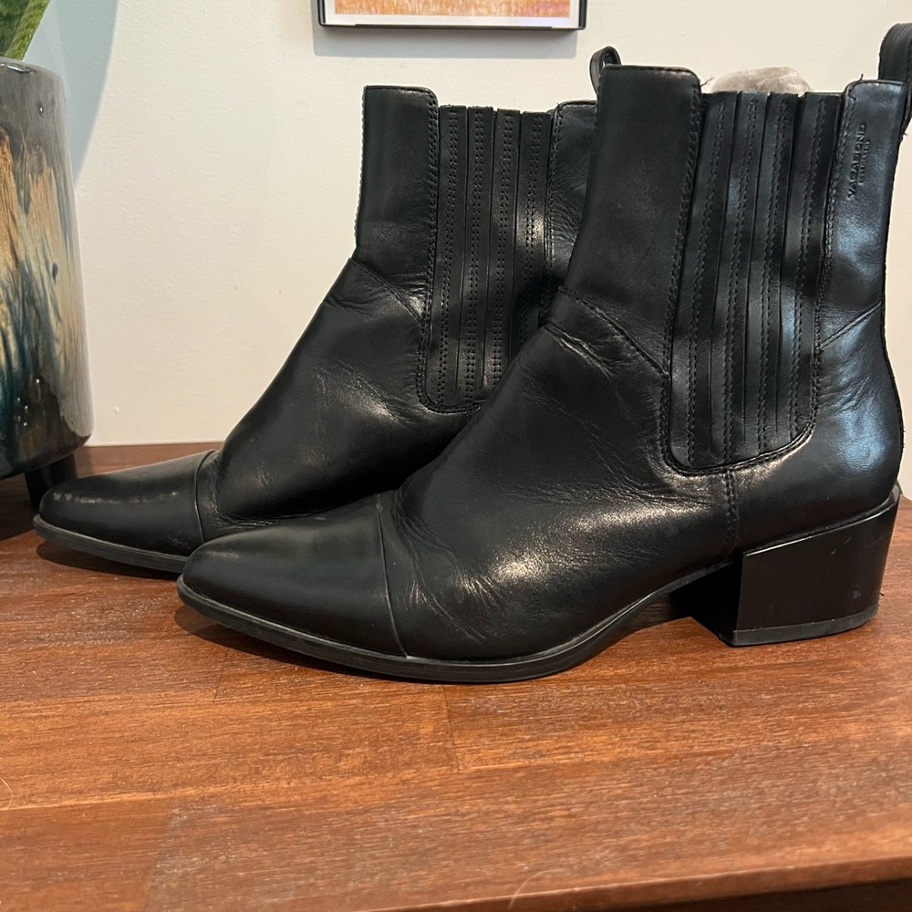 Vagabond Black Leather Ankle Booties